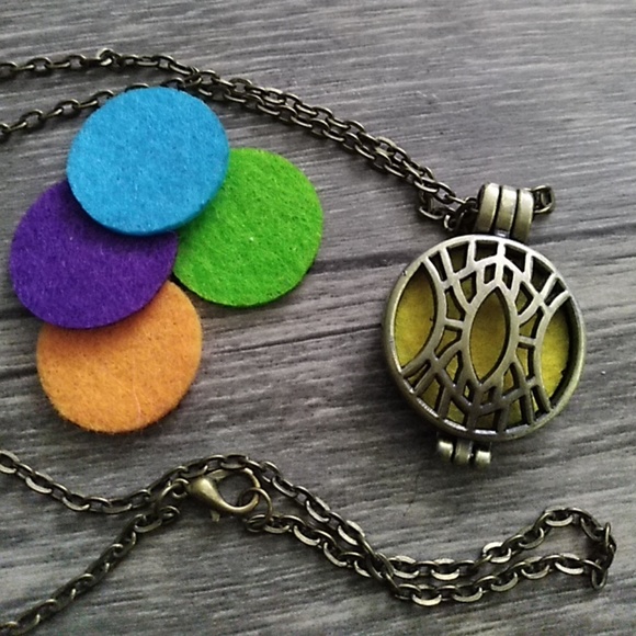 Antique brass tone oil diffuser necklace 24" - Picture 3 of 3